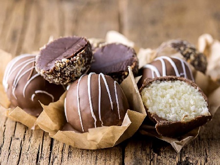 Домашни кокосови бонбони с шоколадова глазура - снимка на рецептата